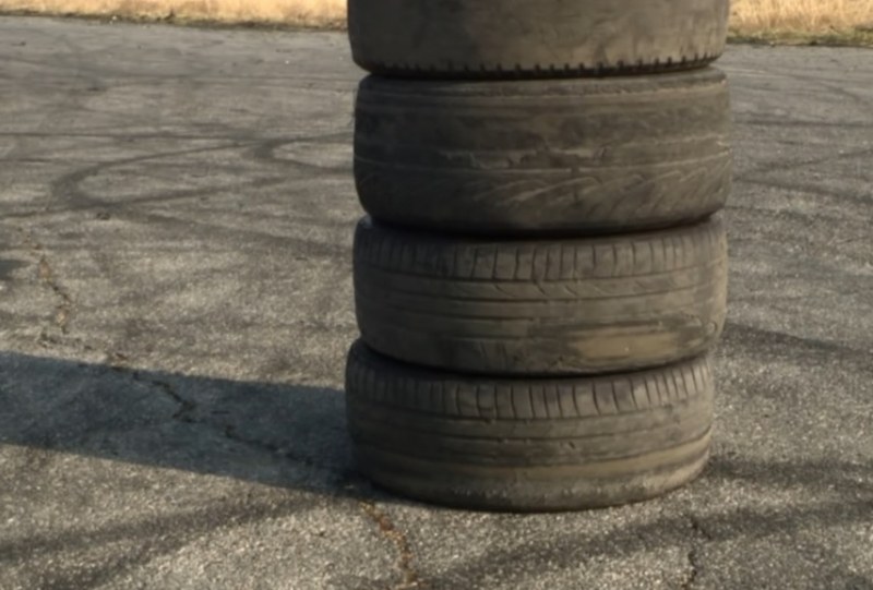 Гумите – една връз друга и в гаража! Защо да не ги редите така?