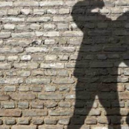 След запознаство в нета – младеж преби друг, обра го: Лаптопи, пари, злато…