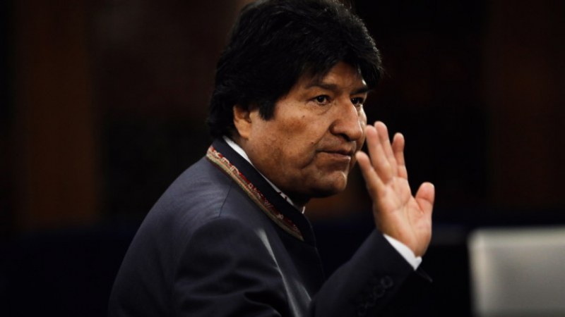 Президентът на Боливия Ево Моралес хвърли оставката си, чака арест