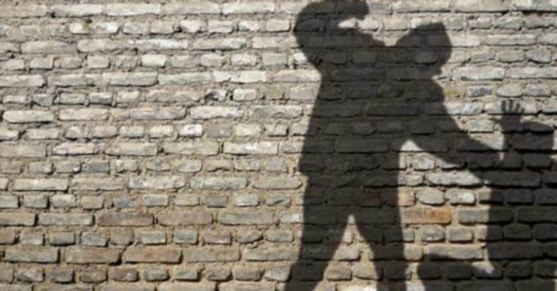 След запознаство в нета – младеж преби друг, обра го: Лаптопи, пари, злато…
