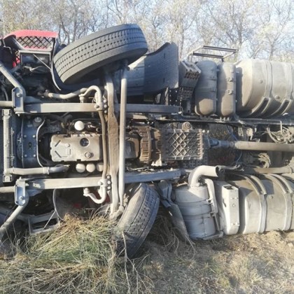 Тир се преобърна на АМ "Хемус". Водачът загубил контрол и... в канавката!
