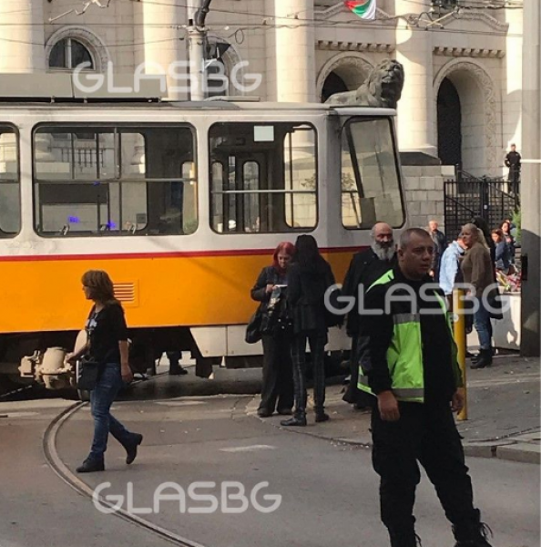 Нов ад в София! Трамвай излезе от релсите, отнесе жена на 