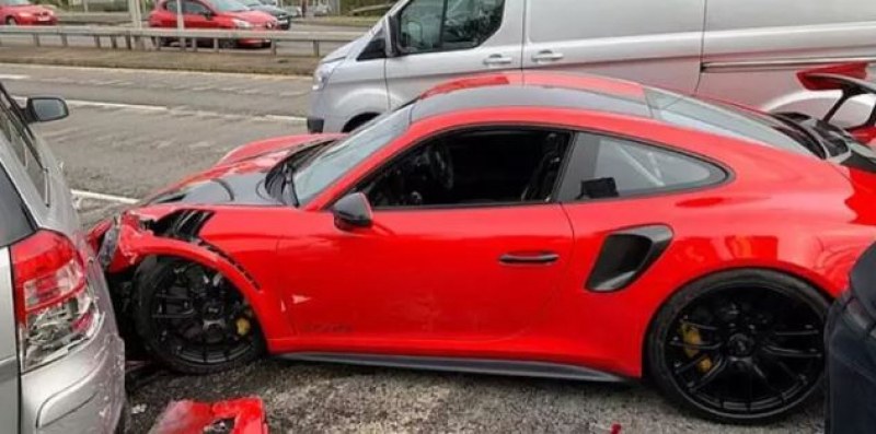 Шофьор потроши ново Porsche за £200 000 по време на тест драйв