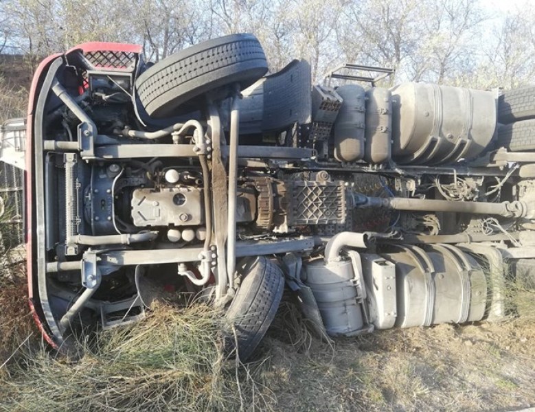 Тир се преобърна на АМ "Хемус". Водачът загубил контрол и... в канавката!