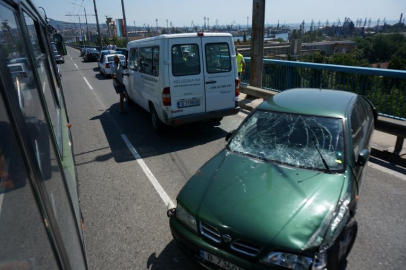 Автобус се натресе в аварирала кола – 4-ма ранени на Аспаруховия мост!