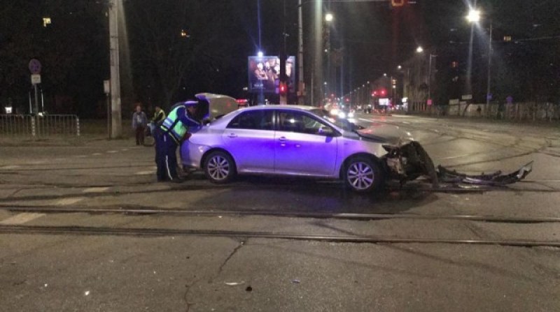 Тежка катастрофа с патрулка в София! Двама полицаи са в болница