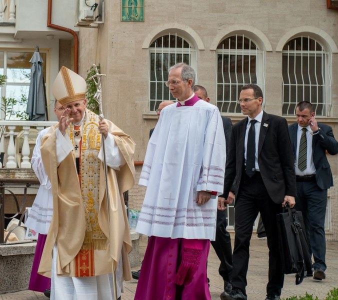 Папа Франциск прие подарък от Медицински университет-Пловдив