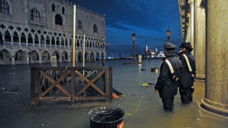 Приливът отново заля Венеция, това е най-тежката седмица от 1872 година