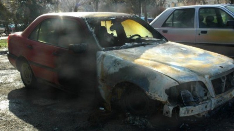 BMW изгоря напълно в Свети Влас, подпали се и автомобил в съседство