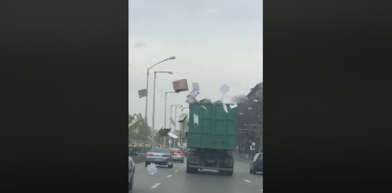 Безхаберие?! Камион сее боклуци на пътя, застрашава движението!