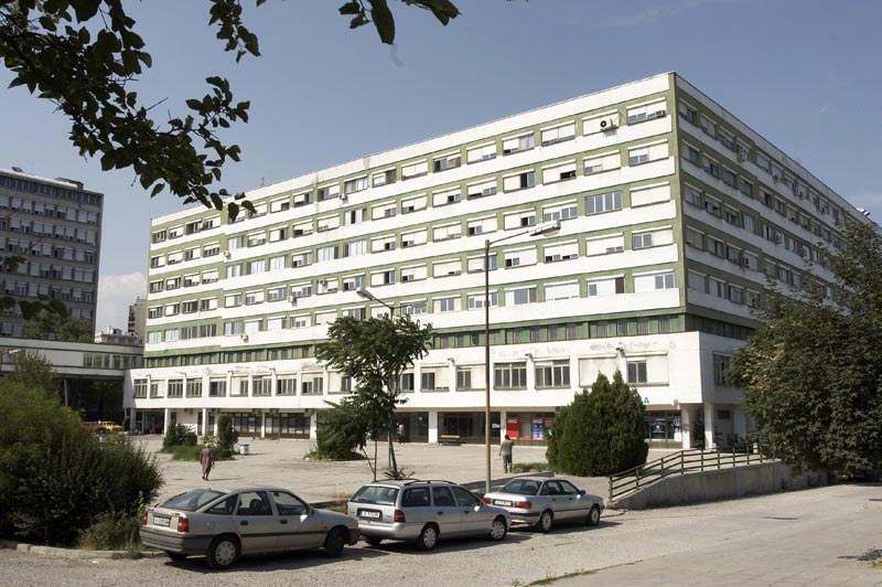 Мъж скочи от петия етаж на болница в Бургас, оцеля по чудо! СНИМКИ 18+