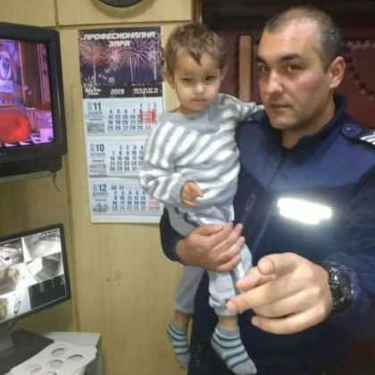 Изгубено малко дете е намерено от полицаи до пицария! Кои са родителите му? ОБНОВЕНА