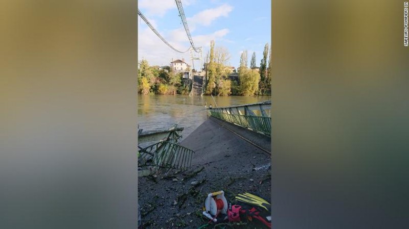 Мост се срути във Фанция! Загинало е 15-годишно дете, има ранени