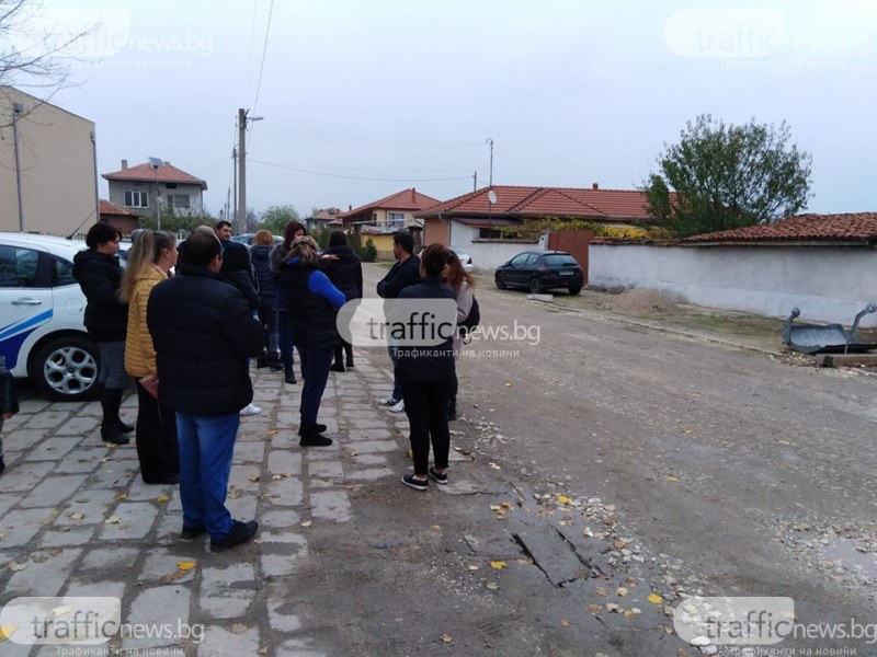 Протест на родители в подкрепа на уволнена директорка в Пловдивско