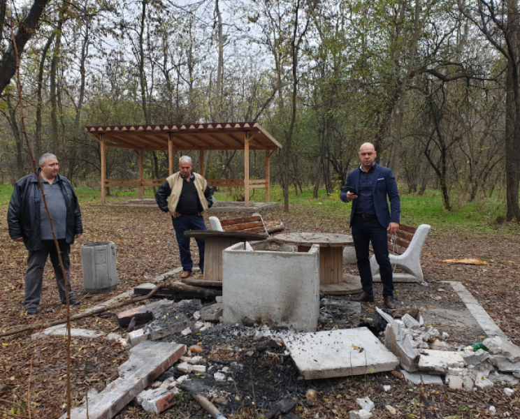 Вегани или вандализъм? Пак разрушиха барбекю в пловдивския парк 