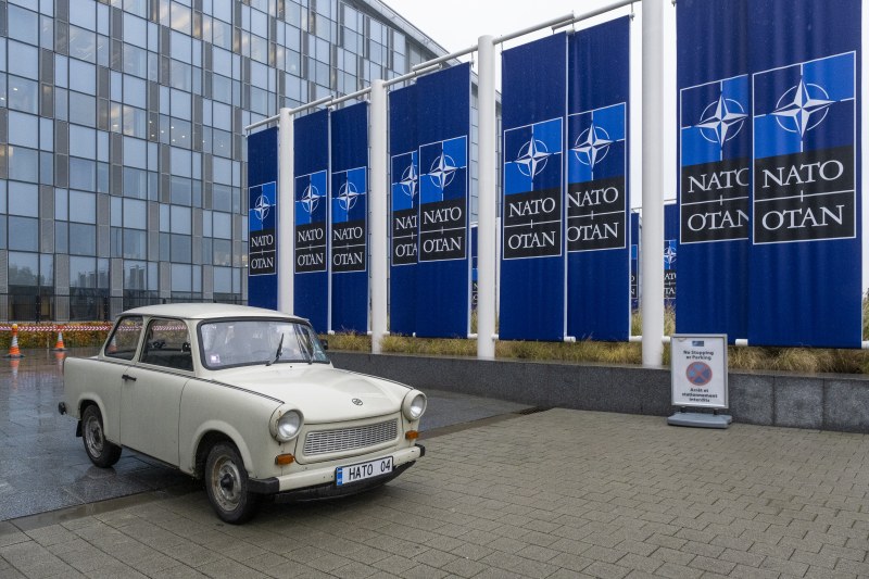 Трабантът на ПАСИ краси централата на НАТО – туриха го най-отпред СНИМКИ