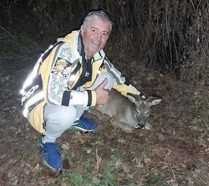 Да имаш сърце! Мъж спаси малко еленче, нападнато от глутница кучета