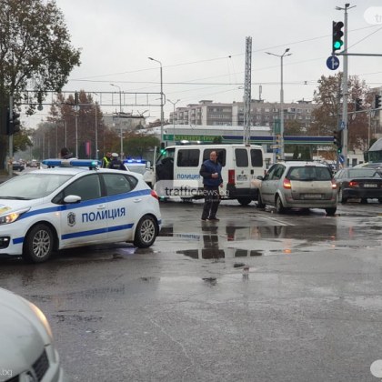 Кола блъсна бус на полицията при гонка в Пловдив! Полицай пострада, издирват беглец!