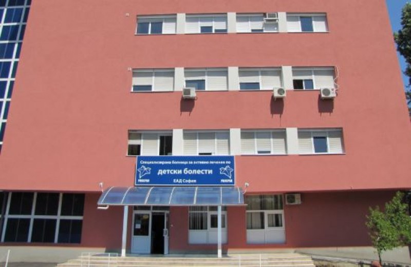 Какво става!? 3-годишно на косъм от смъртта, размятано из болници