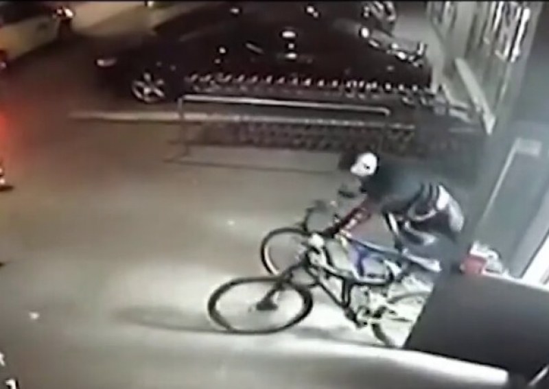 Паркинг във Варна: Младеж краде колело, прави кръгче и свива друго!?
