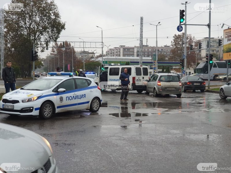 Кола блъсна бус на полицията при гонка в Пловдив! Полицай пострада, издирват беглец!