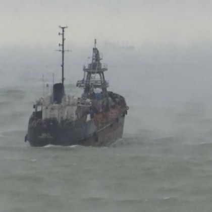 Силна буря в Черно море: Товарен кораб се обърна, капитанът бере душа!