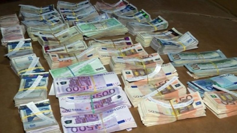 Митничари спипаха недекларирани $30 хил. и €2500 на ГКПП 