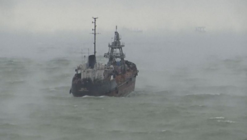 Силна буря в Черно море: Товарен кораб се обърна, капитанът бере душа!