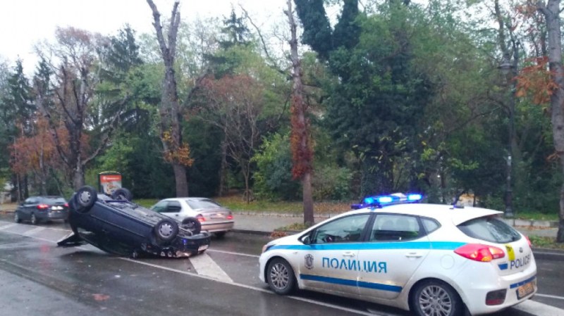 В час пик: Автомобил по таван в района на Летния театър във Варна