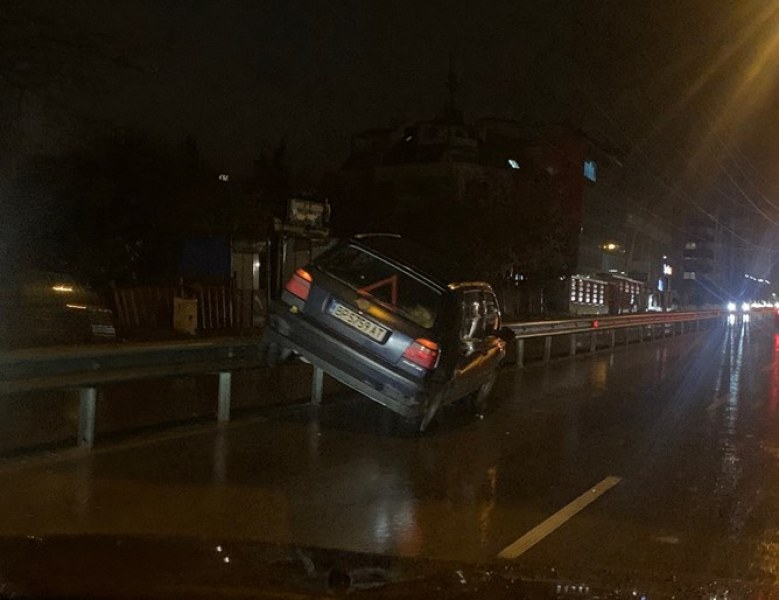 Кола кацна върху мантинела на 