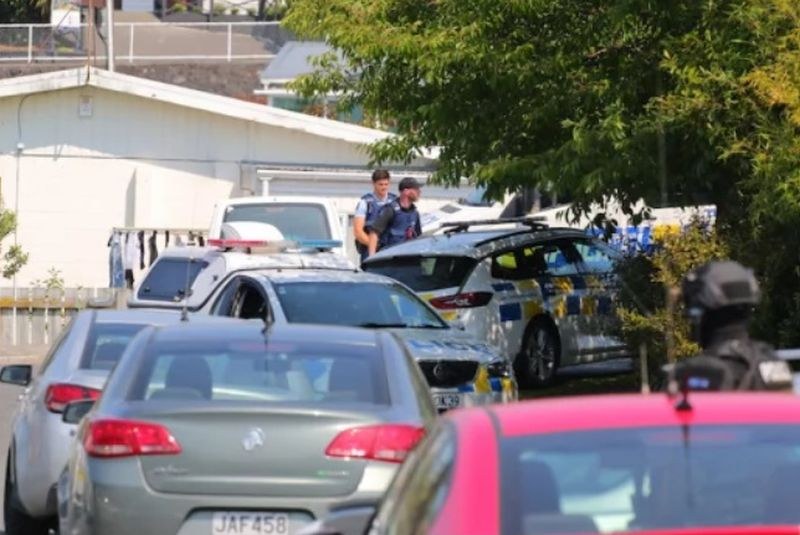 Мъж взе 3 деца за заложници в къща, заплашва да заколи едното с мачете СНИМКИ