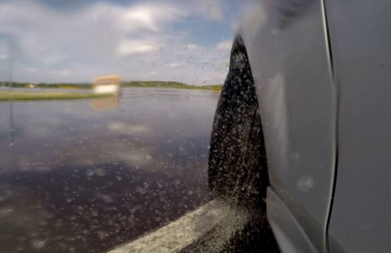 Аквапланинг! Как да избегнем най-големия риск на пътя когато вали из ведро?