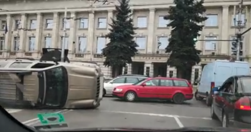 Джип по таван запуши центъра на столицата. Каква маневра е направил? ВИДЕО