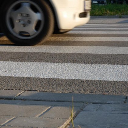 Две тийнейджърки ударени на зебра от 20-годишен шофьор