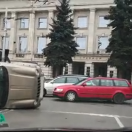 Джип по таван запуши центъра на столицата. Каква маневра е направил? ВИДЕО