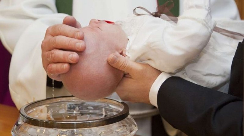 Свещеник отказа да кръсти дете с родилно петно