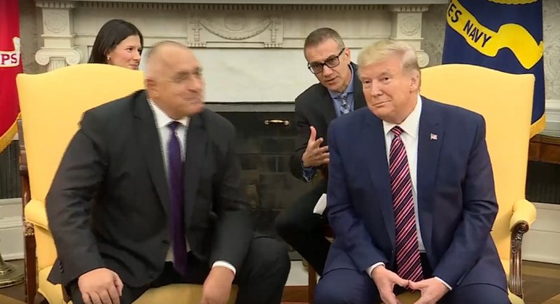 Човекът с очилата е важен! Кой е този българин? Кой превеждаше на Тръмп?