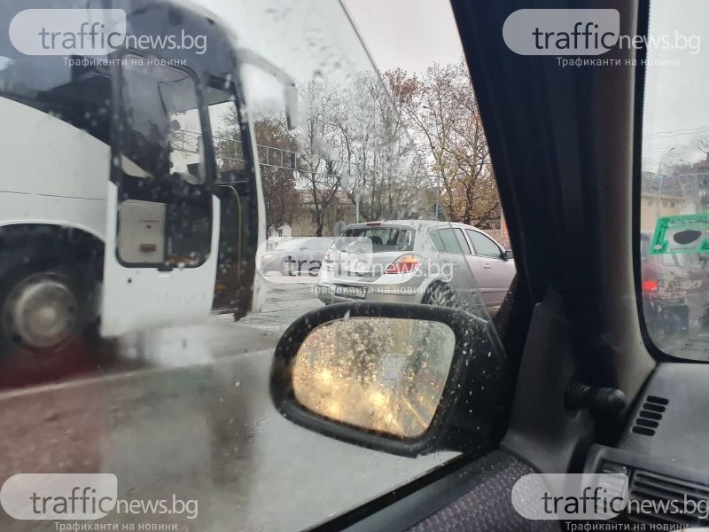 Кола и автобус се удариха на булевард в Пловдив. Задръстване!