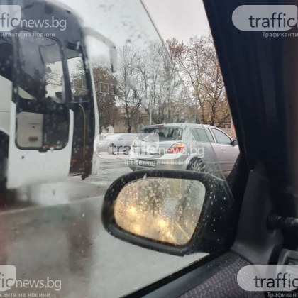 Кола и автобус се удариха на булевард в Пловдив. Задръстване!