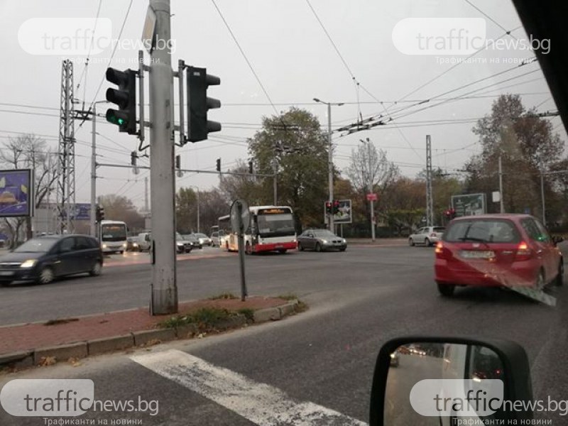 От лявата лента – газ в дясната! Тарикати вършеят на кръстовище в Пловдив