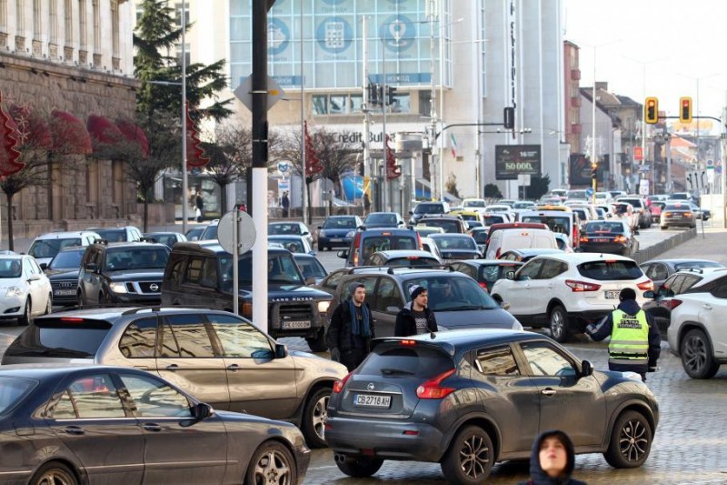 Кеца пее за 100-те км/час, а в София колите пъплят с 5 – пешеходци с гуми!?