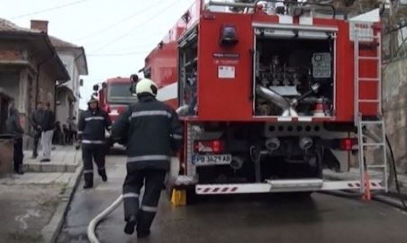 Мъж загина при пожар в дома си, в силистренско село