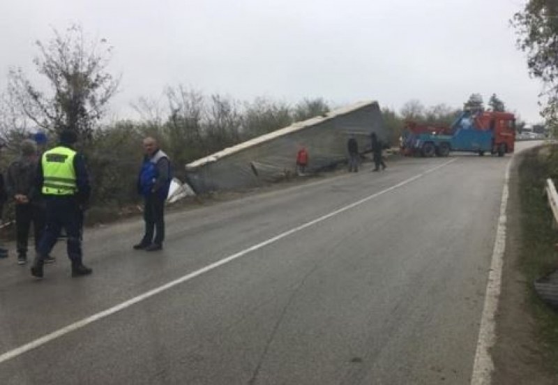 Тир с пловдивска регистрация катастрофира на Е-79, апаши задигнаха стока за 3,5 бона