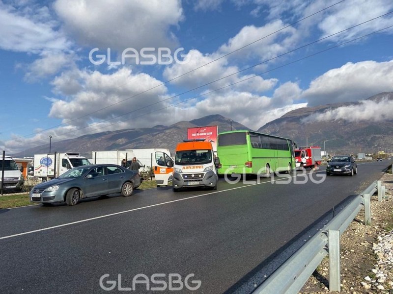 Пикап и автобус се блъснаха на изхода на Карлово, трима са ранени СНИМКИ
