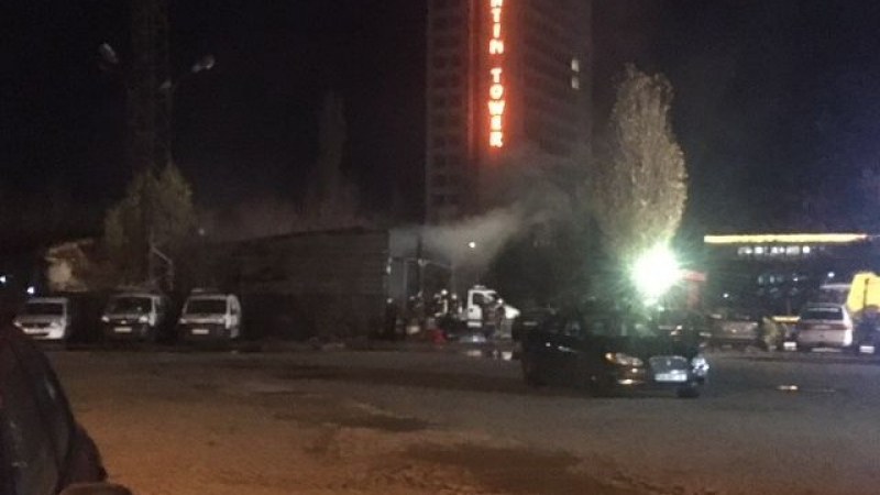 Голям пожар обхвана автосервиз в столичния квартал 