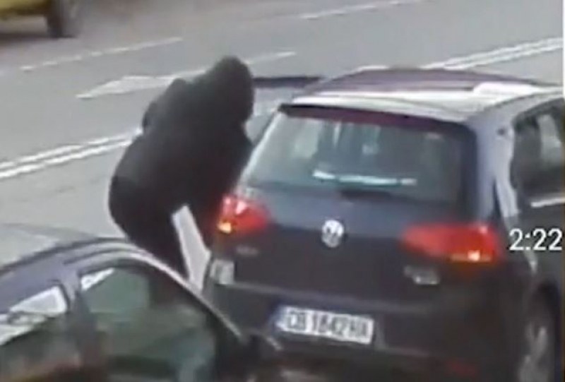 Нагло: Мъж сви чантата на жена в София от заключената ѝ кола!