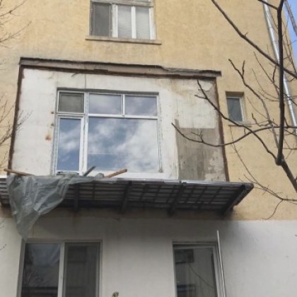 Незаконна тераса, под нея маси на хотел... А ако падне и убие някого!? СНИМКИ