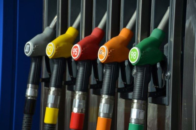 На колонката – скъпо или евтино гориво? Стават ли ни по-бързи колите?