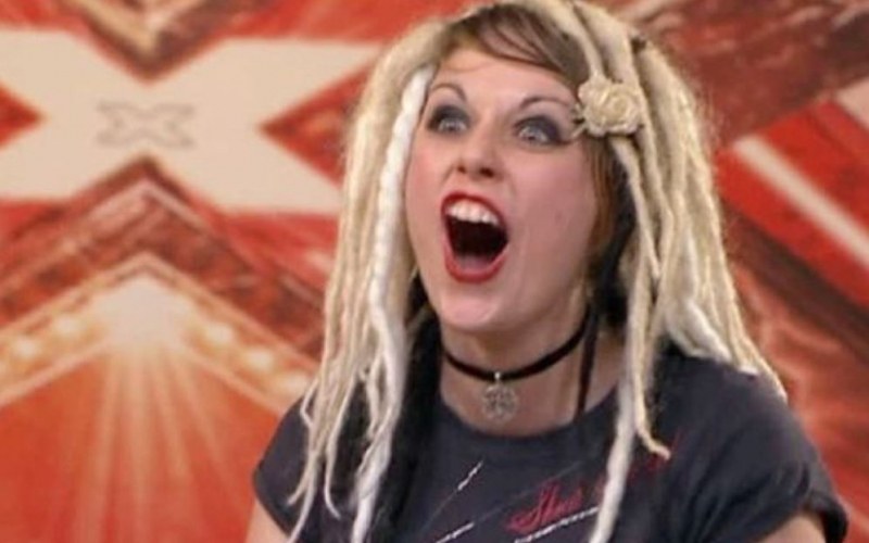 Мистериозна смърт на скандална участничка от X Factor. Търсят брат й!