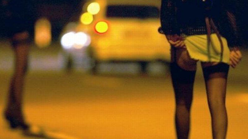 Трима българи арестувани в Испания, карали умствено изостанало момиче да проституира